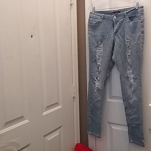 FINAL MARKDOWN Junior bob distressed jeans 13